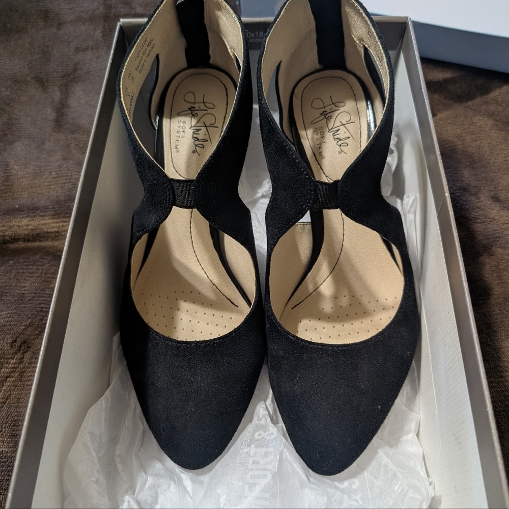 Life Stride Black Pointed Toe Cutout Heels
